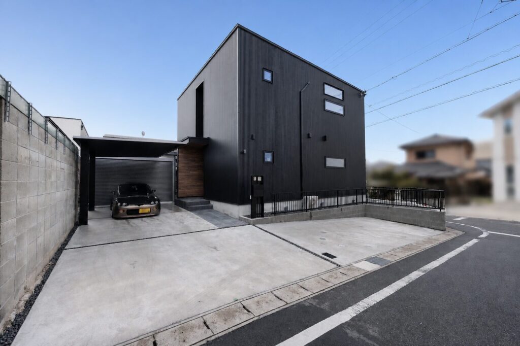 黒を基調とした、回遊動線のある家（尾張旭市）